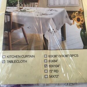 NEW POLYESTER WORKS LILAC TABLECLOTH 60x 104”